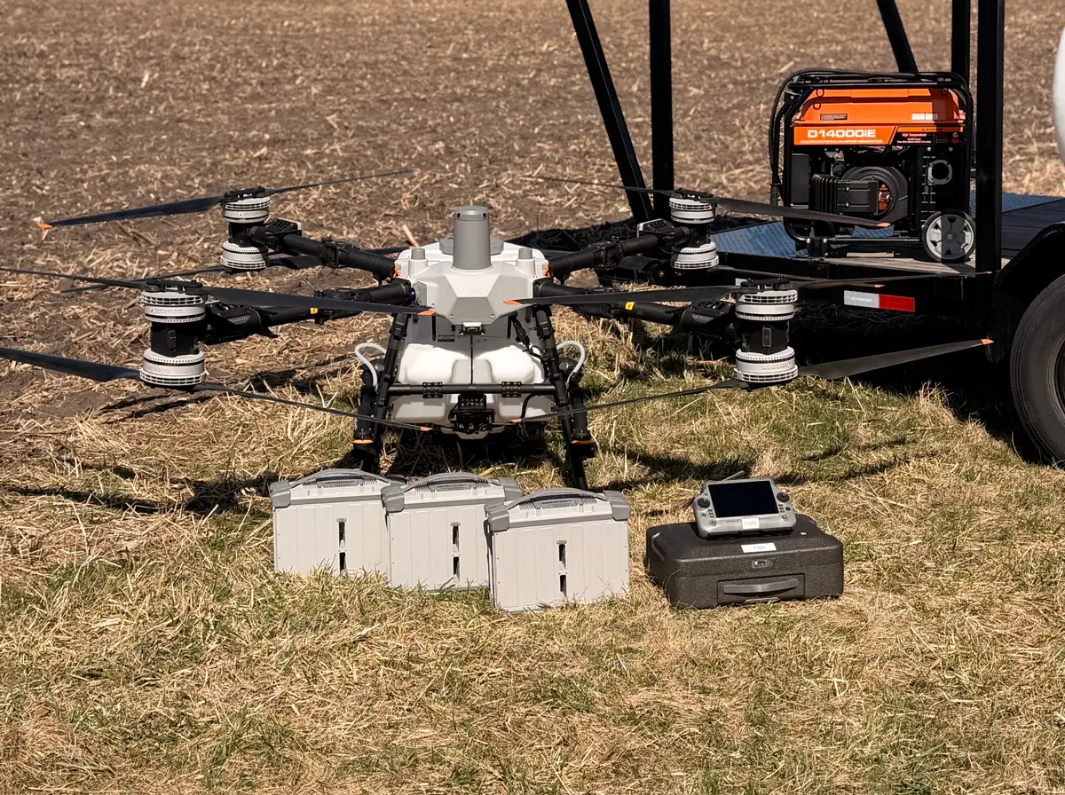 DJI Agras T100 no campo, com baterias e gerador