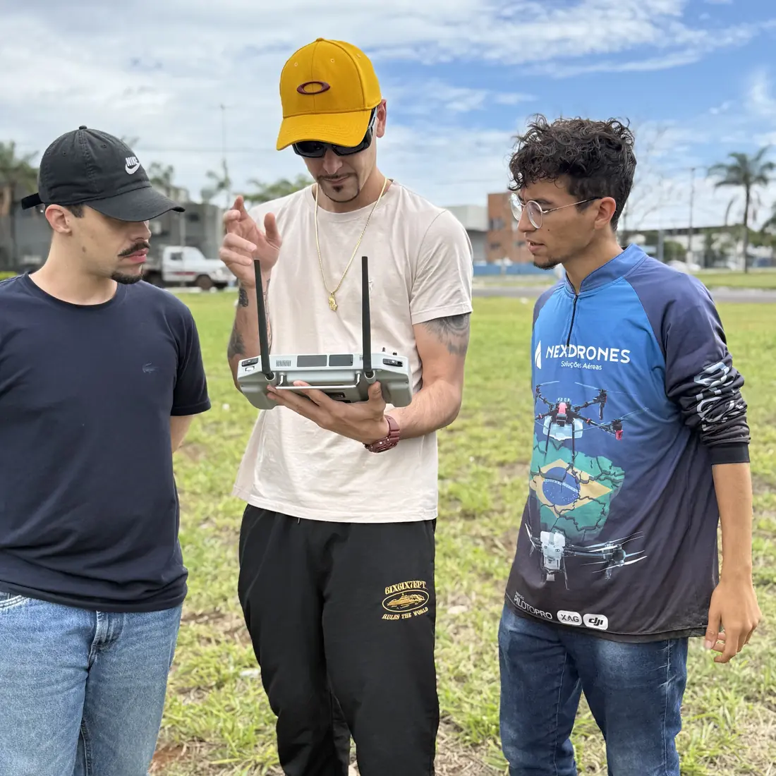Técnico da Nex treinando clientes no controle do NexClean