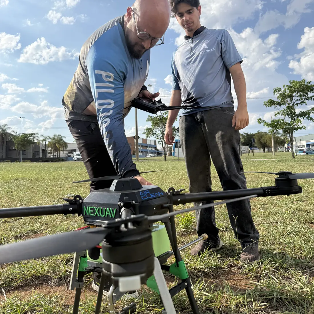 Piloto instrutor da Nex preparando um drone NexUAV em campo