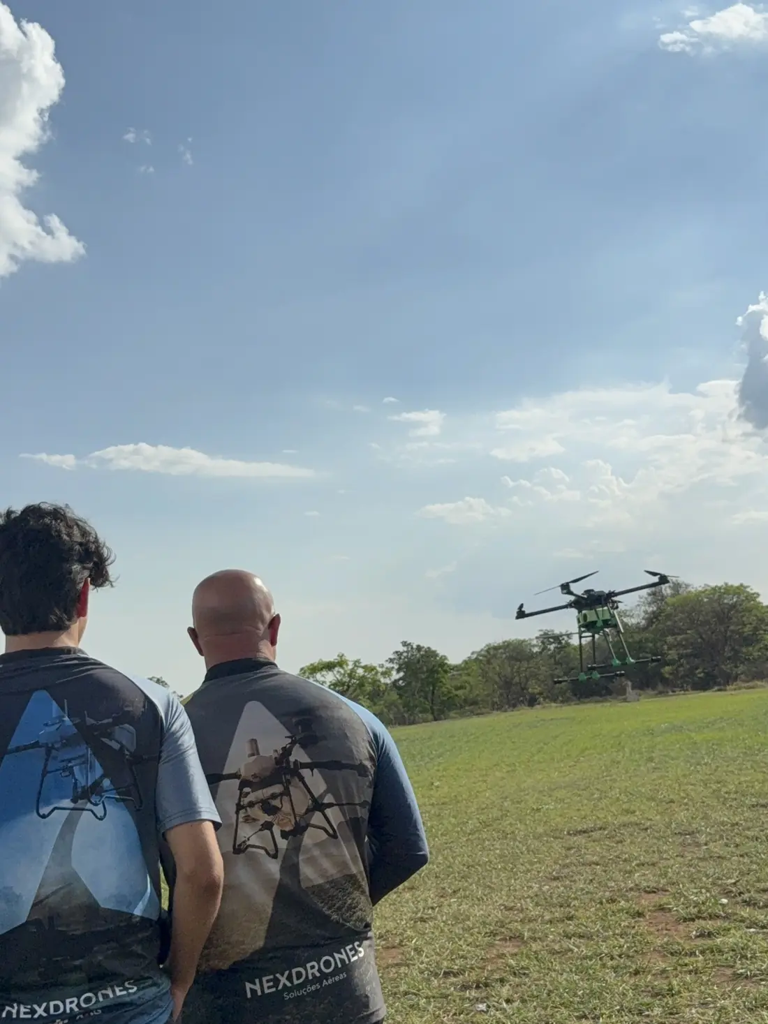Equipe da Nex acompanhando o primeiro voo de um NexUAV na entrega técnica