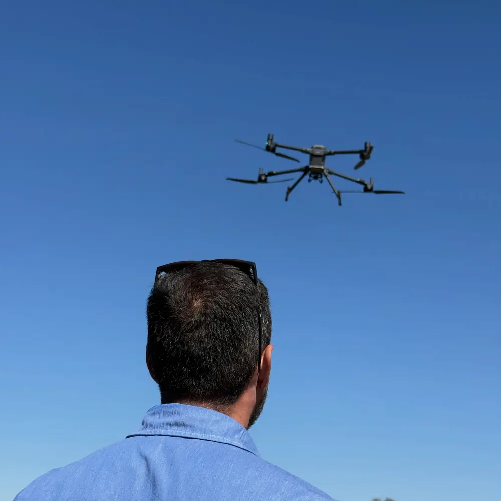 DJI Matrice 400 em voo durante a entrega técnica