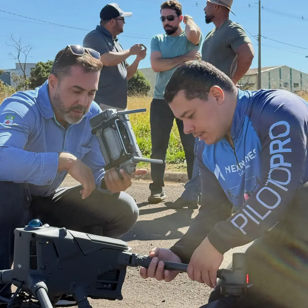 Equipe da Nex preparando um DJI Matrice 400 na entrega