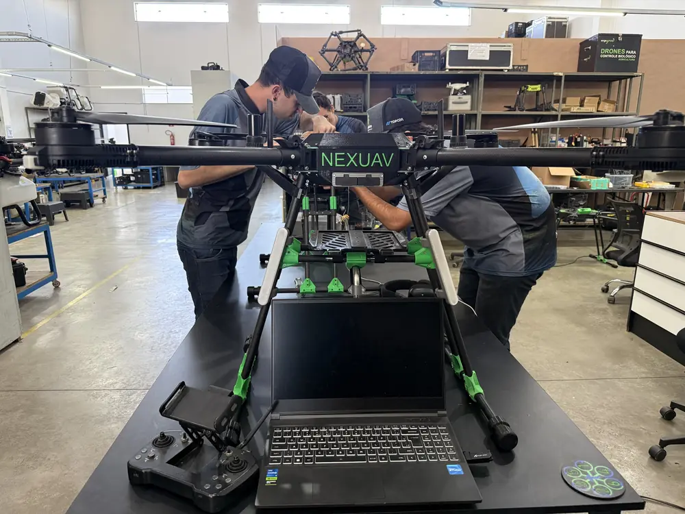 Drone agrícola aberto para diagnóstico na Oficina