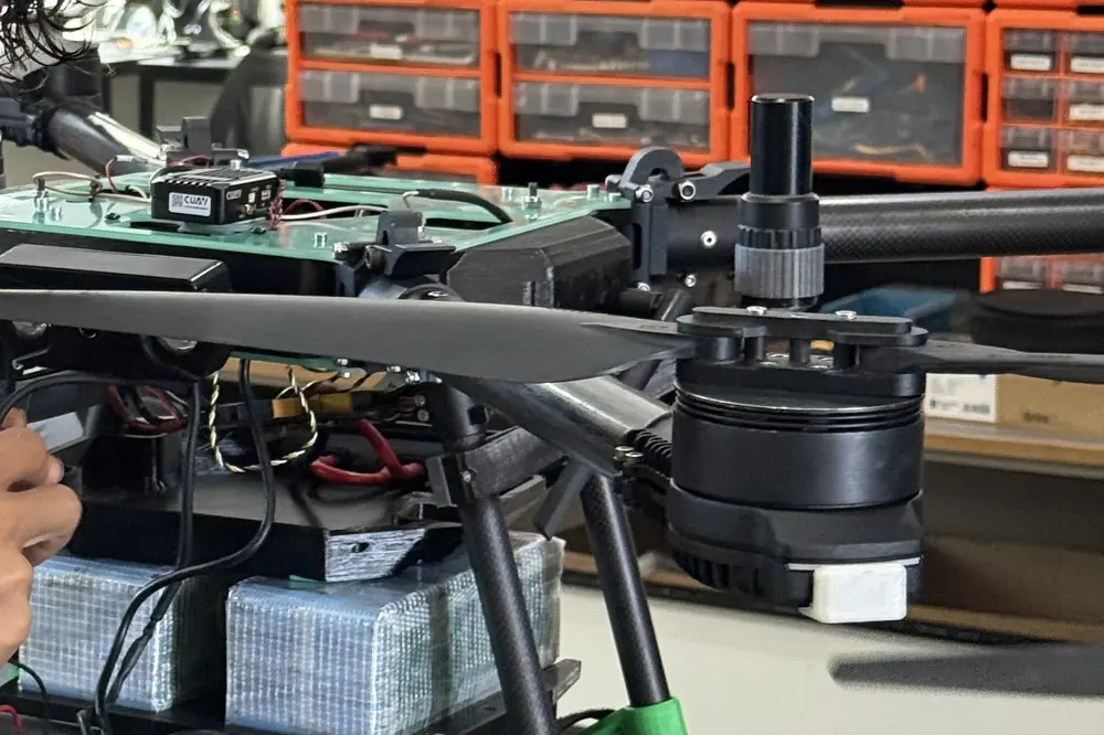 Manutenção eletrônica de drone agrícola