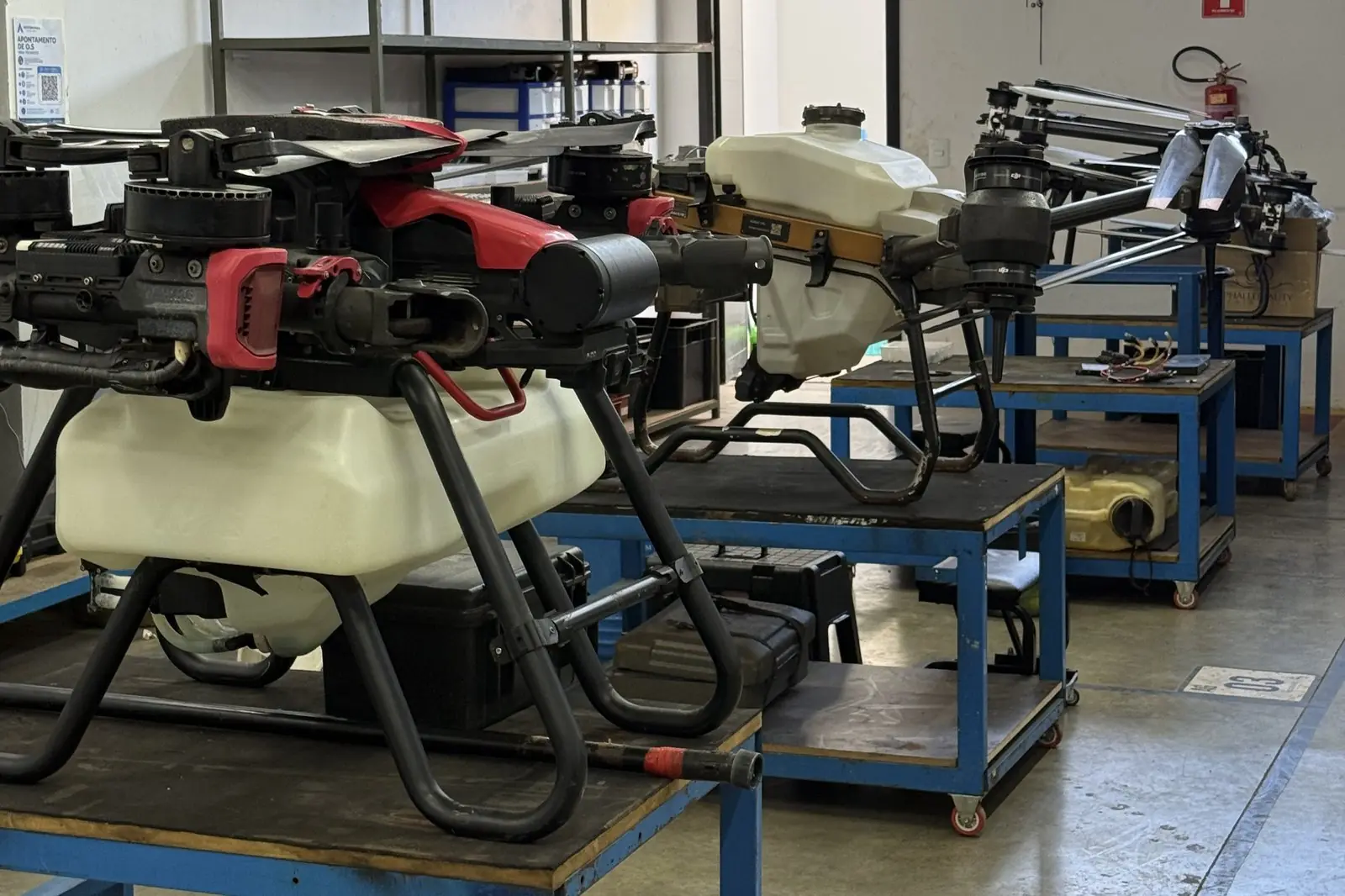 Oficina da NexDrones em Franca, com drones agrícolas nas estações de serviço