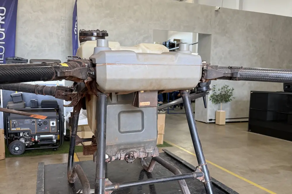 Estrutura de drone agrícola com corrosão em manutenção
