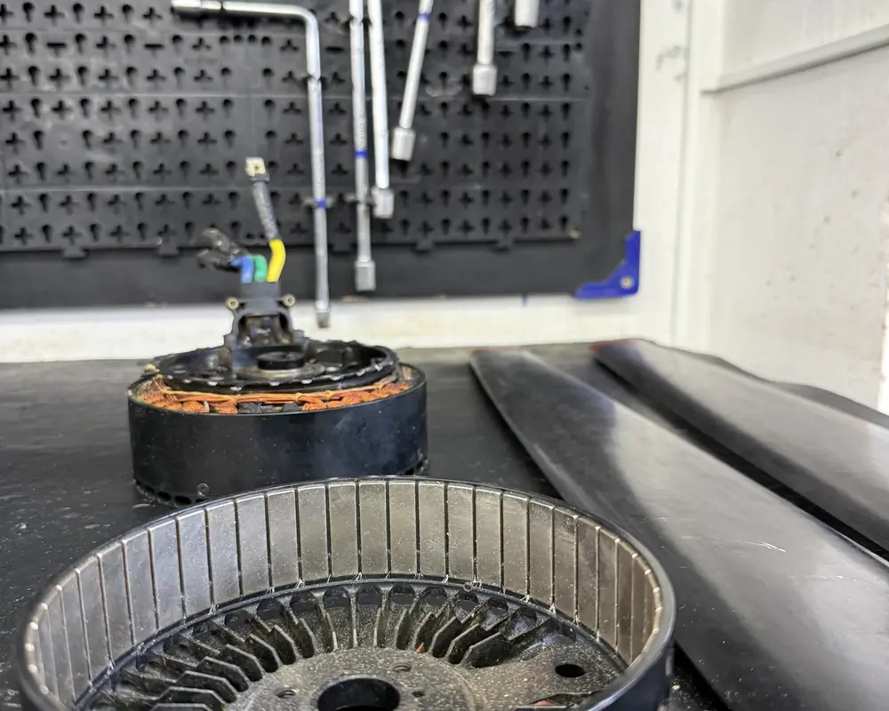 Motor de drone agrícola aberto na Oficina