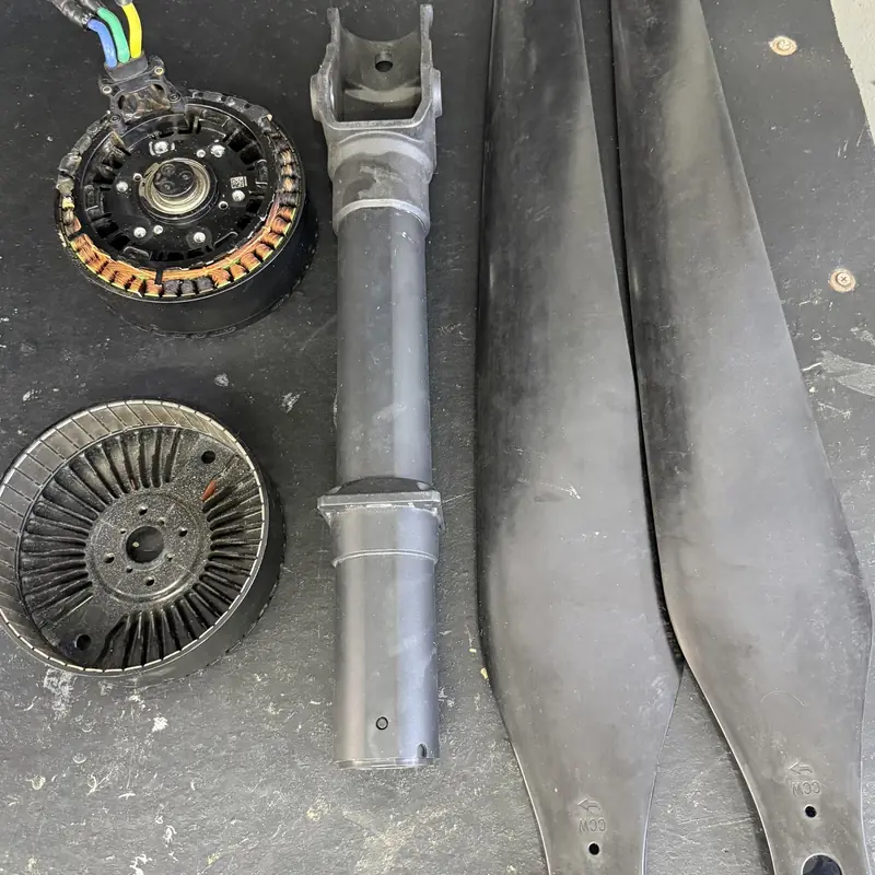 Conjunto de propulsão desmontado na Oficina