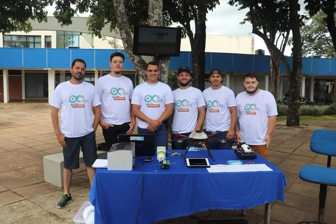Primeira equipe da NexDrones com o primeiro drone fabricado pela empresa