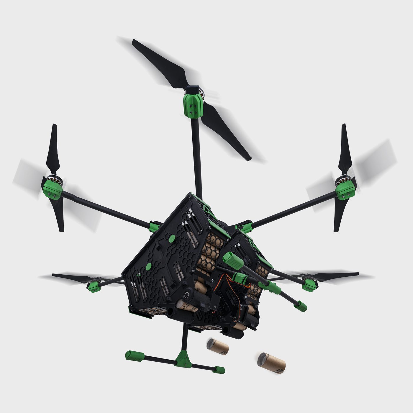 NX6 Bio Raven visto por baixo, com o módulo em colmeia carregado de tubetes de papelão e dois tubetes caindo